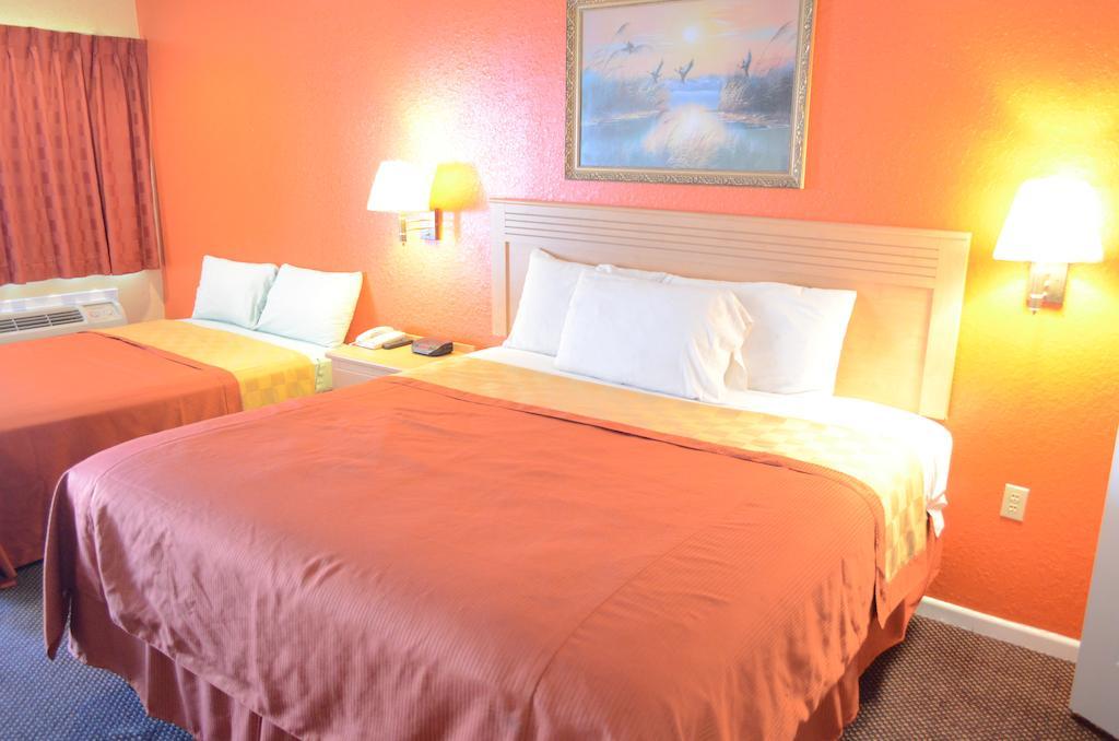 Texan Inn & Suites Louetta Habitación foto
